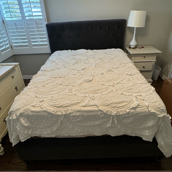 Anthropologie Rivulets Ivory Queen Quilt - Picture 4 of 10
